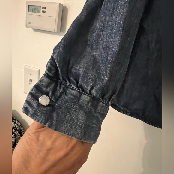 Jane and Delancey Denim Shirt size L love the buttons on this (SKU G106) - Picture 4 of 10